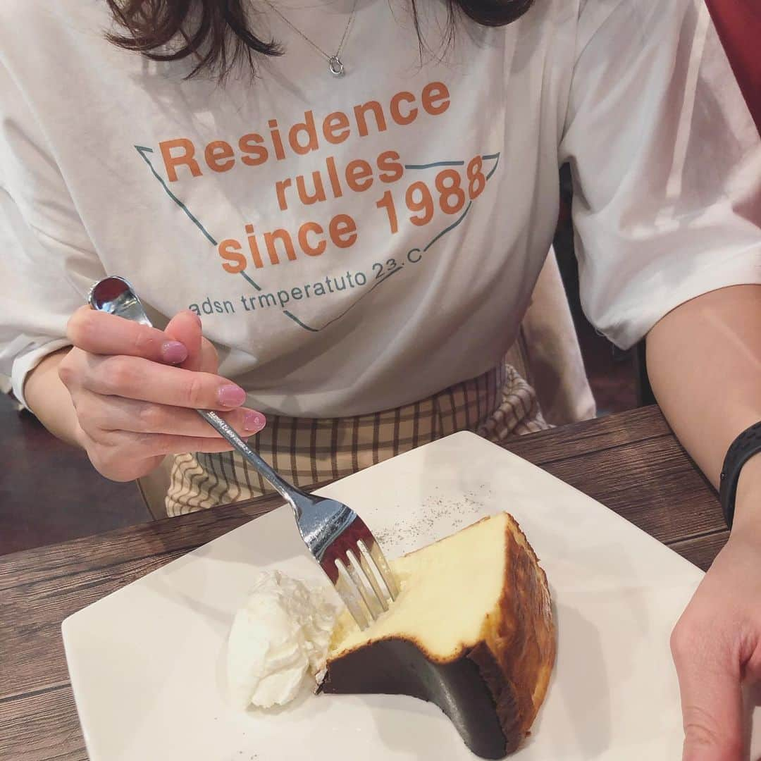 柴田阿弥さんのインスタグラム写真 - (柴田阿弥Instagram)「バスクチーズケーキ🧀❤️ こんなとろとろのチーズケーキ初めて食べました🥺感動！ ㅤㅤㅤㅤㅤㅤㅤㅤㅤㅤㅤㅤㅤ #バスクチーズケーキ #17kg #イチナナキログラム」5月16日 18時40分 - ayashibata0401