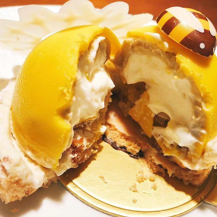 里井真由美さんのインスタグラム写真 - (里井真由美Instagram)「6/4から！ヒルトン東京のスイーツは「はちみつ&チーズ」がテーマ🍯🧀 ・ ・ 💛2階のブティックでは テイクアウトケーキが販売。トップ画像は試食でご紹介頂いた はちみつとカモミールのタルトです💛 ・ ・ そして1階ビュッフェでは「Happy ハニー・ホリック」30種のはちみつ&チーズスイーツや軽食などが揃いますー♪ ・ ・ 2枚めは、参考資料に頂いた画像♪ 夏のビタミンカラー、黄色をテーマにビュッフェも楽しみ♪💛🍯🧀 ・ ・ #ヒルトン東京#はちみつ#1級フードアナリスト里井真由美 #チーズ#ハニーホリック#happyハニーホリック #里井真由美#hiltontokyo #hilton」5月16日 18時41分 - mayumi.satoi