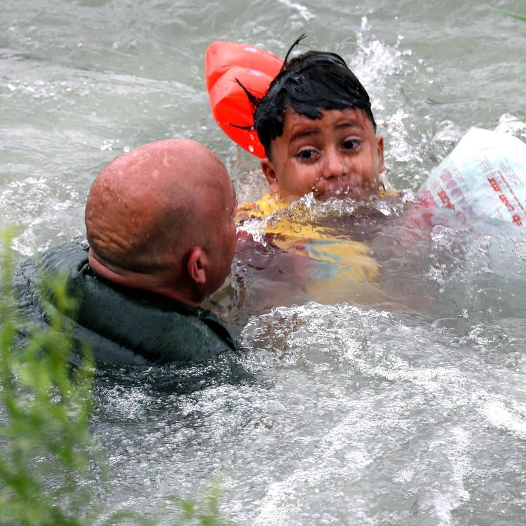 NBC Newsさんのインスタグラム写真 - (NBC NewsInstagram)「Border patrol agent Brady Waikel rescues a 7-year-old boy from Honduras after he fell out of a makeshift raft and lost hold of his mother during an illegal raft crossing of the Rio Grande River near Eagle Pass, Texas. . 📷 Bob Owen / San Antonio Express News via @apnews」5月16日 18時51分 - nbcnews
