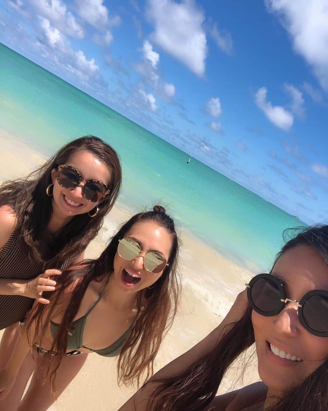 のインスタグラム：「・ 初めて行ったkailua beach🌈 海がすーーーごく綺麗すぎてずっと入ってたかった。 小さなセレクトショップもあって、みんなでお揃いのcoconuts club Tを🥥 まだまだハワイ初心者だけど、いつかツアーとかやりたいなぁ🌴  最後は家具屋さんのベッドで寝ちゃってた天使👼❤️ ・  #hawaii #kailuabeach #takiicotrip #女子旅」