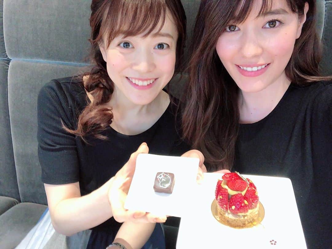 TBSアナウンサー公式さんのインスタグラム写真 - (TBSアナウンサー公式Instagram)「🍰 江藤愛です✨ 赤坂でずっと気になっていたチョコレート屋さんに、 みなほちゃんを誘って行きました♪ 時々でいいので、「TBSブログ江藤愛の愛ことば」の衣装」を見ていただけるとありがたいです（笑）  林みなほです✨ 愛さんにステキなお店に連れて行ってもらいました💕 ご馳走様ですっ！ いつも気にかけてくれて今日もまた優しさと愛に触れて、パワーチャージできましたっ 懐いてくれるから嬉しいって言ってもらえて、私も嬉しい❤️ #江藤愛 #林みなほ #ひるおび #ひるおびコンビ #仲良し先輩後輩 #チョコレート #スイーツ #お仕事終わりに #愛さんの衣装はブログに飛んでくださいっ #愛とみなほでまたインスタ登場します！」5月16日 18時44分 - tbs_annogram