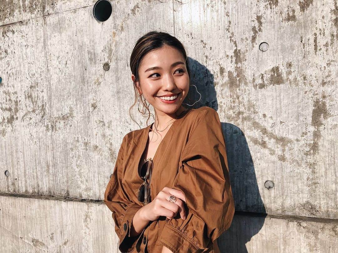 岩崎志保のインスタグラム：「ELLEgirl UNI👸🏼💞 この度、ファッションやビューティー、スポーツを通して、トレンドやメッセージを発信する @ellegirl_jp のクリエーティブ集団に仲間入りすることになりました！ これから私個人のinstagramはもちろん @ellegirl_jp のソーシャルからも女の子の女の子による女の子の為の情報をたくさん発信していくので是非楽しみにしていてください！  そんな今日はアクセを全部シルバーで統一⛓ pierce ... @ucalypt_accessories necklace ... @monoclear_ sunglasses ... @sabre_japan . #ELLEgirl #ELLEgirlUNI #エルガール #シルバーアクセサリー #shihosstlye🦄」