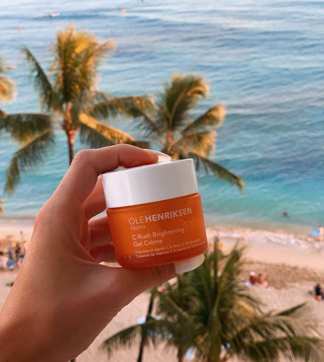 エリー・ゴンサルヴェスさんのインスタグラム写真 - (エリー・ゴンサルヴェスInstagram)「Overseas travel is a routine for me and taking care of my skin with the @olehenriksen C-Rush Brightening Gel-Crème is part of my routine too. This is perfect for achieving a smooth glowy finish under natural makeup for mixing with foundation for more coverage 🍊 This & all of my other fave Ole products are available now from @sephoraaus & to celebrate the C-Rush arrival I am giving two sets of BFFs the chance to win their own C-Rush Crème. To enter just tag your bestie in the comments, both follow my page @ellie_gonsalves & like this photo! #partner CONGRATS to our BF winners @katrina_hiitaustralia & @brooke.fenwick & @kelsy_ & @riley.lane!!!」5月16日 18時49分 - ellie_gonsalves