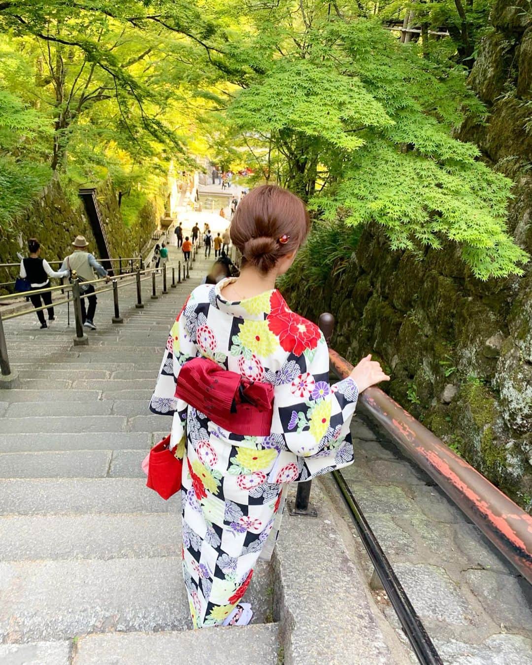 小林真由さんのインスタグラム写真 - (小林真由Instagram)「先週京都へ👘﻿ 久しぶりにお着物を着ました。﻿ 青紅葉が美しかった‼︎🍁﻿ ﻿ #京都 #旅行 #子連れ旅行 #着物 #清水寺 #紅葉 #自然 #kyoto #travel #kimono ﻿#momiji」5月16日 18時49分 - mayukobayashii