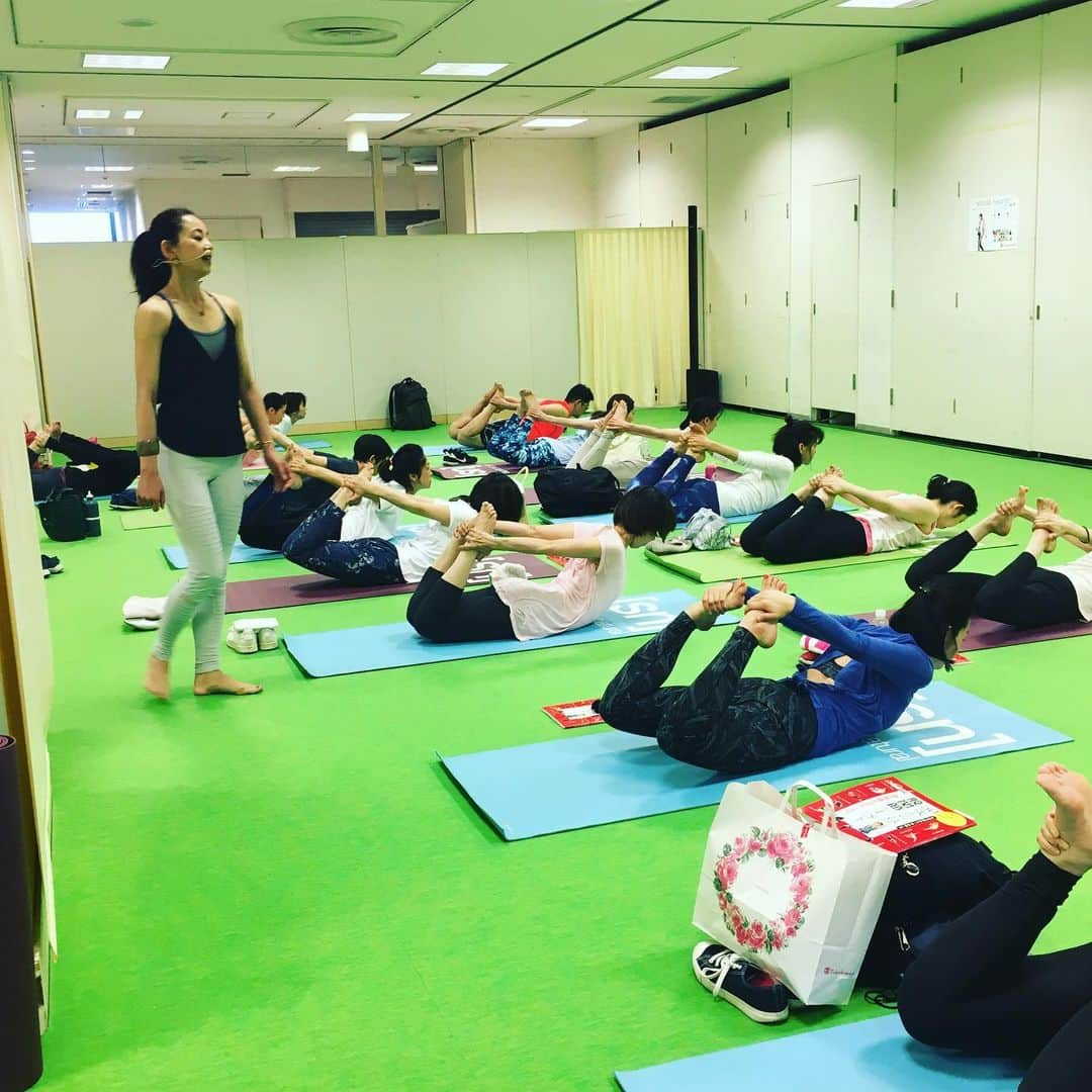 ヨガジャーナル日本版さんのインスタグラム写真 - (ヨガジャーナル日本版Instagram)「始まりました！新宿タカシマヤ「WELLBE Festa」。この週末もたくさんのレッスンがあります！当日の参加も受け付けていますので、ぜひ！ レッスンプログラムは @wellbefield  のプロフィールのリンクからチェックできます。11階特設会場では人気ヨガウェアブランドのセールも！体にいいフードも並んでいます！ @yogajournalonline  #新宿タカシマヤ  #seethesun  #ヨガイベント  #ヨガウェア #セール  #ヨガインストラクター」5月16日 18時59分 - yogajournal_japan