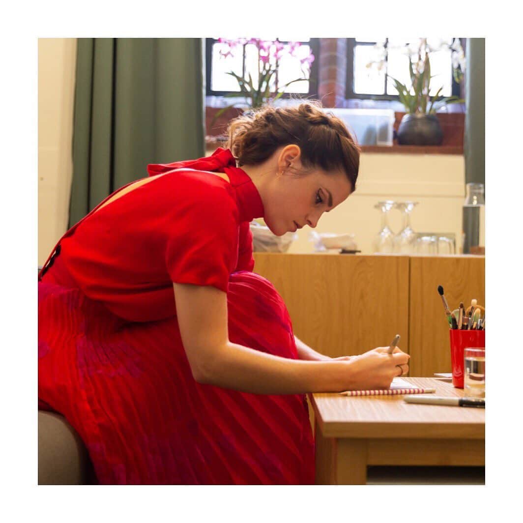 エマ・ワトソンのインスタグラム：「🌎💔🇺🇸 Last week, a bill was signed into law in Georgia that is a near-total ban on abortion. This marks the fourth “heartbeat” law to be passed in the United States in the last year - a name that is designed to be emotive. It refers to the first signs of the development of a heart in a fetus at 6 weeks of pregnancy, long before most people know they are pregnant. ⠀⠀⠀⠀⠀⠀⠀⠀⠀ 🍑💔 Georgia’s bill stands out for going one step further in including personhood language, criminalising not just abortion providers, but also pregnant people for having abortions or even miscarrying. Today, Alabama passed its own law banning abortion except when the health of the mother is at risk. We remember that Savita Halappanavar died in Ireland with the same law on the books. ⠀⠀⠀⠀⠀⠀⠀⠀⠀ 🇬🇧💔 Currently, women & pregnant people living in Northern Ireland are forced to travel to mainland Britain for abortion care that is illegal in their home country. There will always be people who cannot travel because of domestic violence, immigration status, and disability. People living in Northern Ireland and the USA deserve the dignity of accessing safe, legal & local reproductive healthcare at home. #nowforni  These laws won't stop women and pregnant people from having abortions, or from making the best decision for their bodies and families, it will just mean they are forced to do so unsafely and with stigma. #reproductiverightsforall ✊  Please join me in supporting @plannedparenthood @womenhelporg @all4choice @abortionsupportnetwork ⠀⠀⠀⠀⠀⠀⠀⠀⠀」