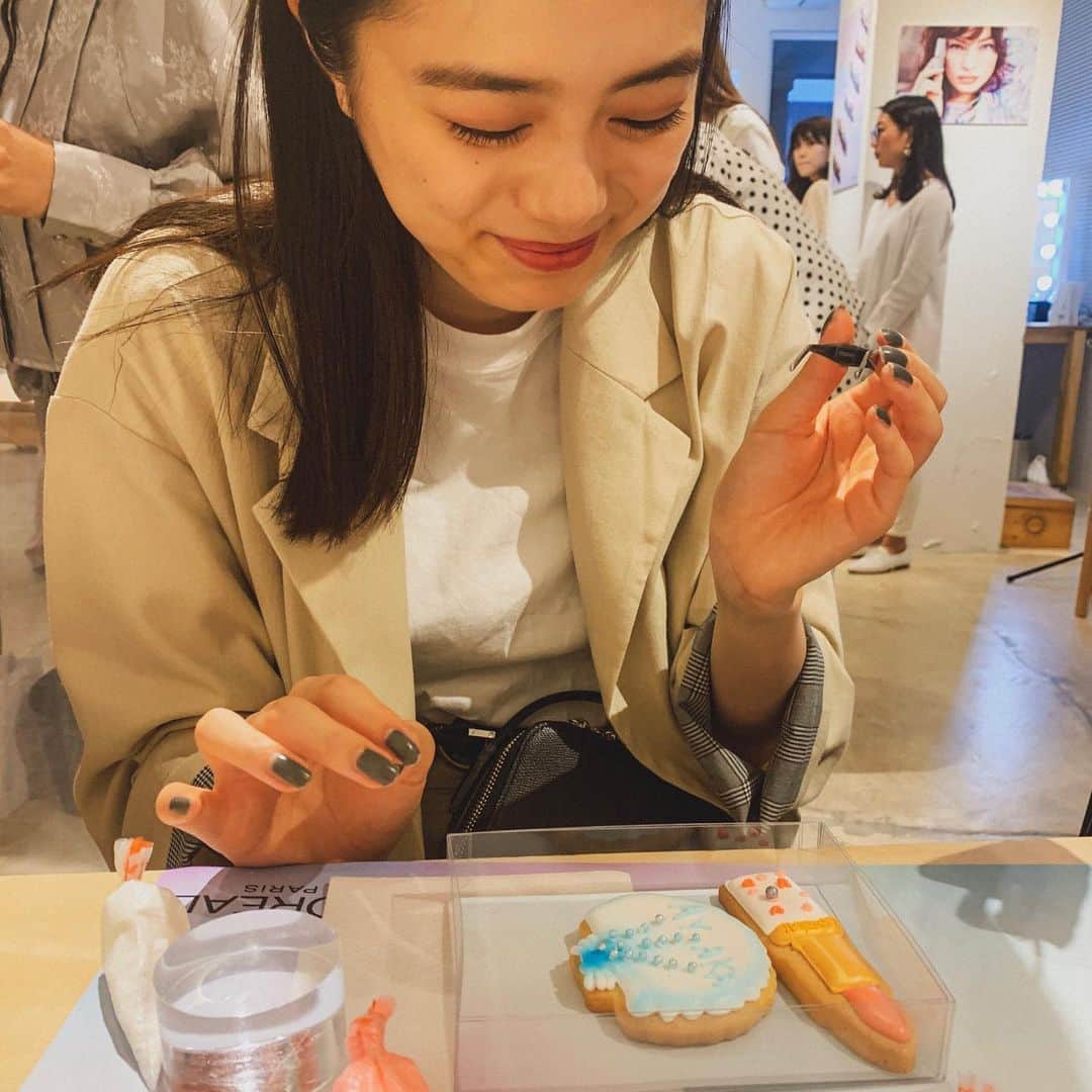 江野沢愛美さんのインスタグラム写真 - (江野沢愛美Instagram)「マーメイドって事で貝殻とかキラキラで可愛かった☺︎☺︎ リップもパールが入ってて夏っぽかったです🧜‍♀️ アイシングクッキーに自分でデコレーションが出来たんだけど、目の前がこんちゃんだった。可愛い。 #ロレアルパリ #ヌードナクレ #ヌードマーメイドリップ」5月16日 18時56分 - enosawa_manami