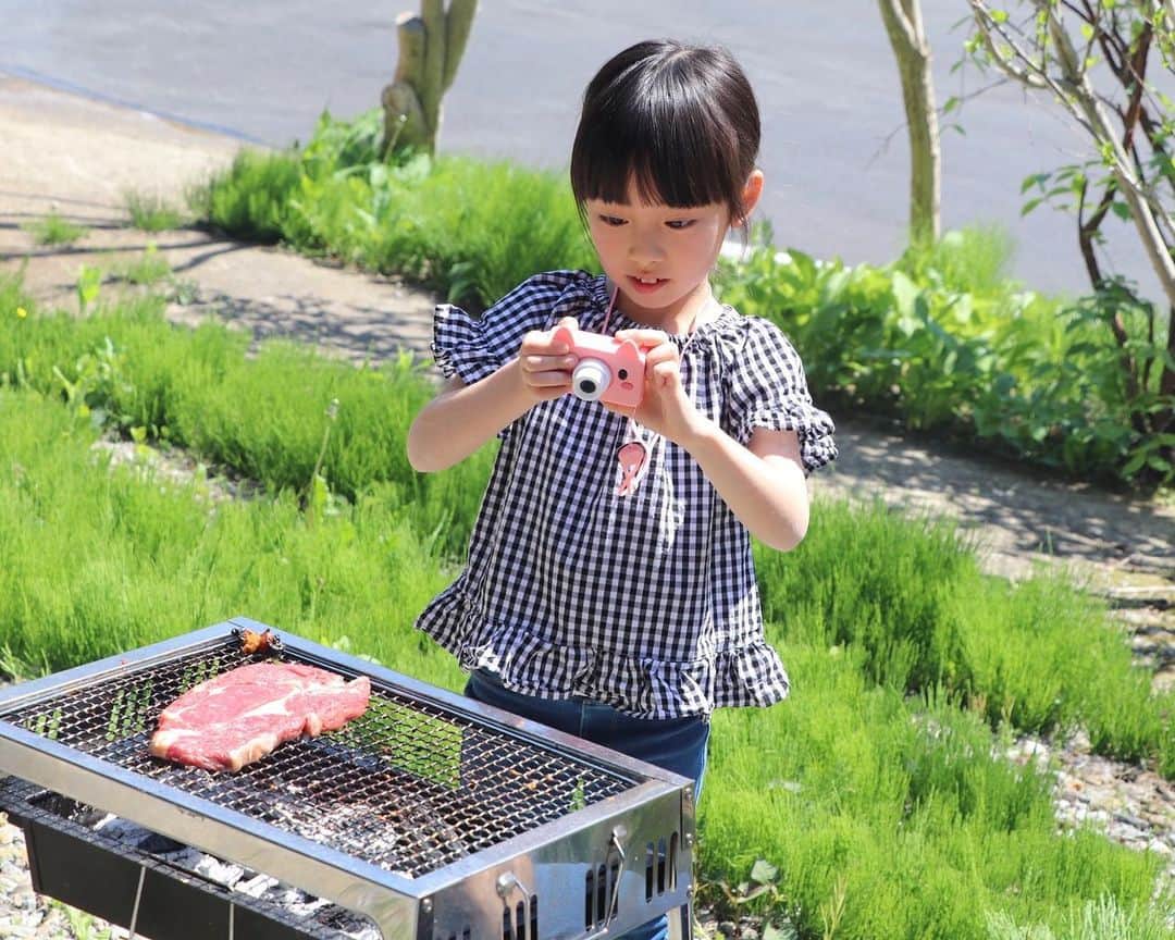 Akiさんのインスタグラム写真 - (AkiInstagram)「5/16 ・ 先日 私の実家山形に帰省して みんなでBBQをしてきました☺️🥩 ・ 一眼レフで本気を出した 無駄に綺麗な肉写真をお楽しみください🥩 スワイプ▷▷▷ ・ ・ 私の地元でも 今住んでいる仙台でも 芋煮会用の鍋とかBBQのコンロは スーパーで無料で借りることが出来るので 本当にありがたい☺️🙏 ・ ・ 山形にも インスタ映えスポットが出来たとのことで しっかり撮ってきました📷 ・ 5月はたくさんの人に会えて すごく充実してる感☺️ ・ ・ ・ ・ #ヴェンテンガルテン#山形#上山市#菜の花畑#BBQ」5月16日 19時09分 - mas_0504