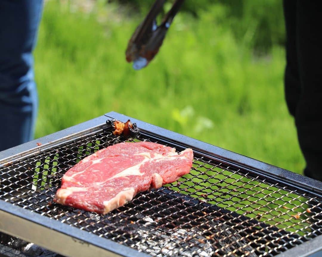Akiさんのインスタグラム写真 - (AkiInstagram)「5/16 ・ 先日 私の実家山形に帰省して みんなでBBQをしてきました☺️🥩 ・ 一眼レフで本気を出した 無駄に綺麗な肉写真をお楽しみください🥩 スワイプ▷▷▷ ・ ・ 私の地元でも 今住んでいる仙台でも 芋煮会用の鍋とかBBQのコンロは スーパーで無料で借りることが出来るので 本当にありがたい☺️🙏 ・ ・ 山形にも インスタ映えスポットが出来たとのことで しっかり撮ってきました📷 ・ 5月はたくさんの人に会えて すごく充実してる感☺️ ・ ・ ・ ・ #ヴェンテンガルテン#山形#上山市#菜の花畑#BBQ」5月16日 19時09分 - mas_0504