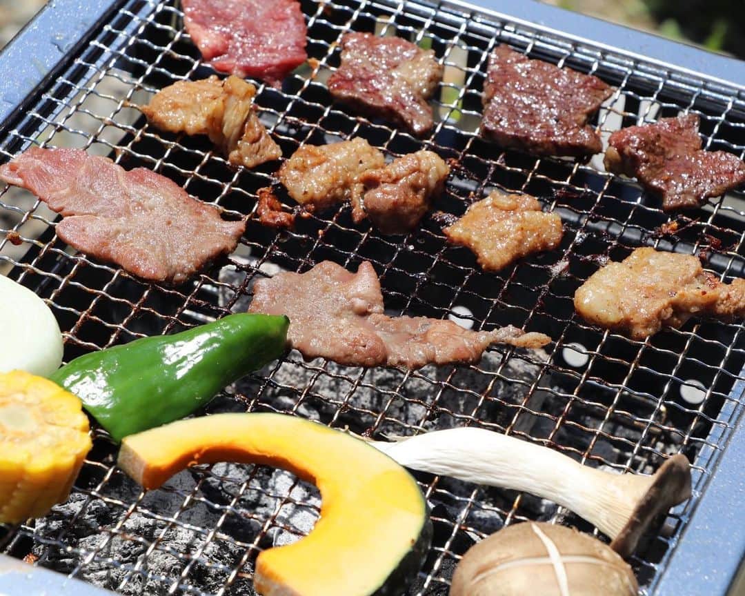 Akiさんのインスタグラム写真 - (AkiInstagram)「5/16 ・ 先日 私の実家山形に帰省して みんなでBBQをしてきました☺️🥩 ・ 一眼レフで本気を出した 無駄に綺麗な肉写真をお楽しみください🥩 スワイプ▷▷▷ ・ ・ 私の地元でも 今住んでいる仙台でも 芋煮会用の鍋とかBBQのコンロは スーパーで無料で借りることが出来るので 本当にありがたい☺️🙏 ・ ・ 山形にも インスタ映えスポットが出来たとのことで しっかり撮ってきました📷 ・ 5月はたくさんの人に会えて すごく充実してる感☺️ ・ ・ ・ ・ #ヴェンテンガルテン#山形#上山市#菜の花畑#BBQ」5月16日 19時09分 - mas_0504