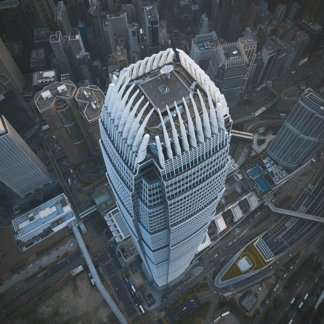 Discover Hong Kongさんのインスタグラム写真 - (Discover Hong KongInstagram)「Ever seen the top of Hong Kong’s Two International Finance Centre? 香港國際金融中心二期的頂部原來長這樣！ 香港のIFC2ビルを上から見下ろすとこんな感じ！ 📷: @haussmann_visuals #DiscoverHongKong #repost」5月16日 19時01分 - discoverhongkong