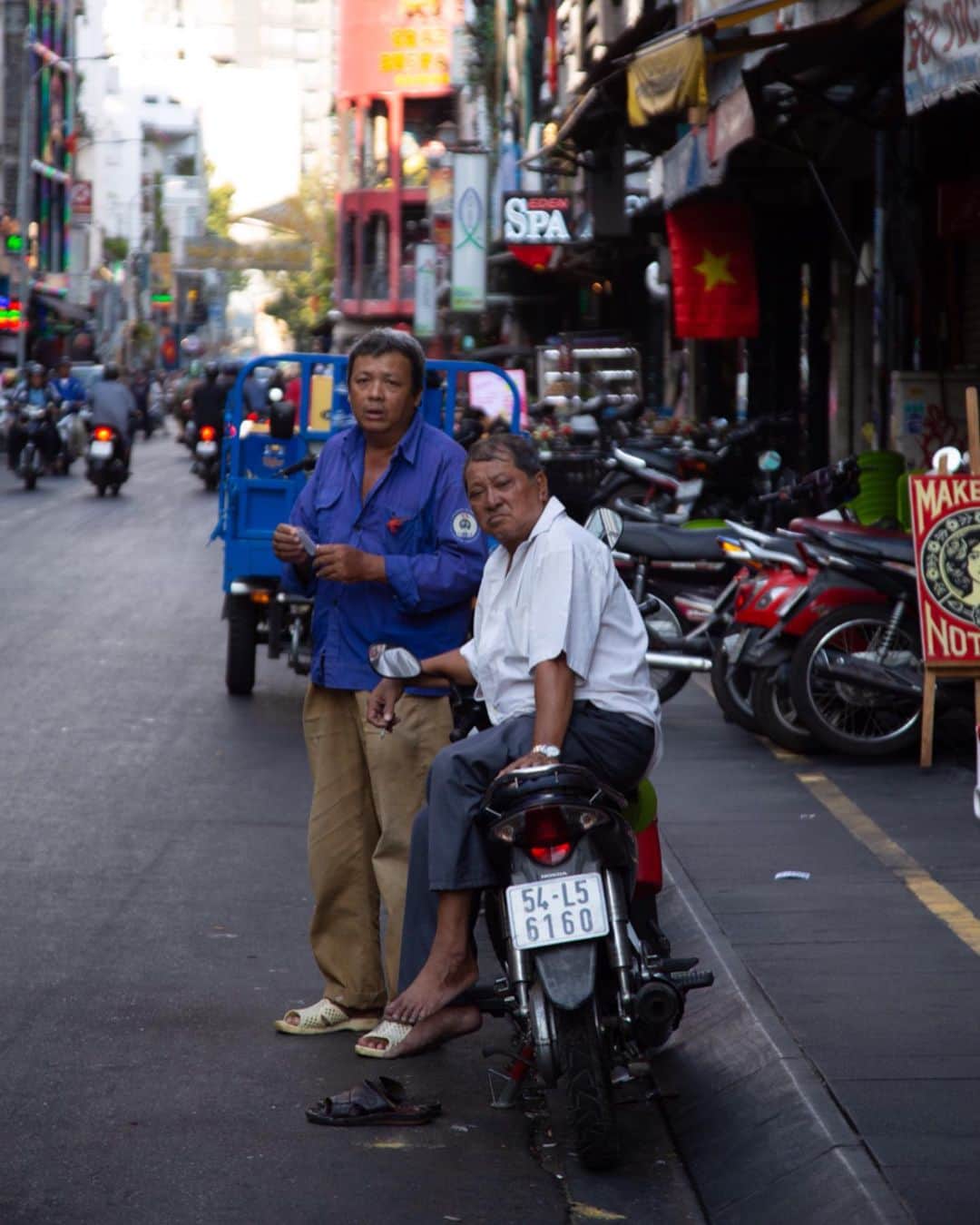 Shunsuke Miyatakeのインスタグラム：「Faces on a street of Ho Chi Minh.」