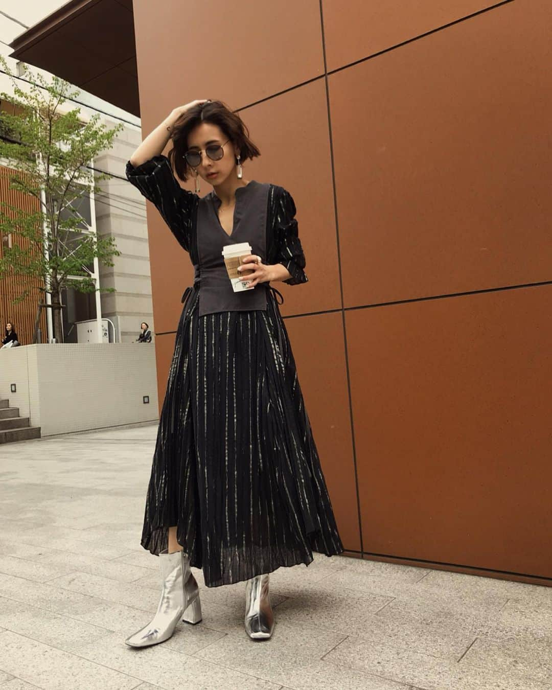 黒石奈央子さんのインスタグラム写真 - (黒石奈央子Instagram)「AMERI AW ふく . BALLOON SLEEVE PLEATS TRENCH ¥27700+tax  WASHI LAYERED DRESS ¥17500+tax SQUARE HELPFUL BOOTS ¥20300+tax アクセ  AW .  AW人気間違いなしなドレス♡ 和紙のような表面感で、金糸が織り込まれてるの😍サイドレースアップのデザインも可愛いでしょ♫  先行予約期間 web & 心斎橋 5/23〜5/27 5/23.24  代官山 5/25〜5/27  ルミネ  @ameri_shinjuku @amerivintage @ameri_daikanyama @ameri.shinsaibashi #ameri#amerivintage #fashion #coordinate#ootd#outfit#osanposnap #705_outfit #大人ファッション #大人コーディネート #大人スタイル #modestyle #modefashion#modecasual #2019autumnwinter#先行予約 #japonism」5月16日 19時05分 - blackstone705