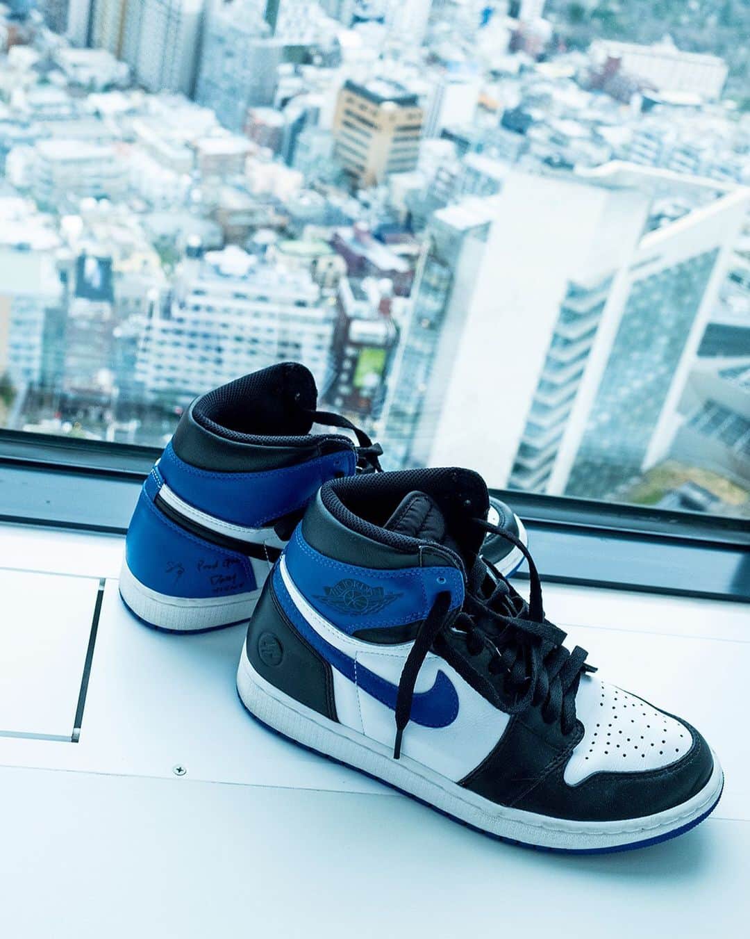 のインスタグラム：「『GQ JAPAN』6月号は藤原ヒロシがこれまでに手がけたコラボレーショングッズや愛用アイテムを大紹介⚡️ 画像は2014年にリリースしたフラグメント デザインとナイキのコラボ「エア ジョーダン1 レトロ ブラック」のサンプルモデル(本人私物) ✔️ #藤原ヒロシ #エアジョーダン1 #hiroshifujiwara #nike #jordan #airjordan1 #fragmentdesign  @fujiwarahiroshi @nike Photo: Tohru Yuasa」