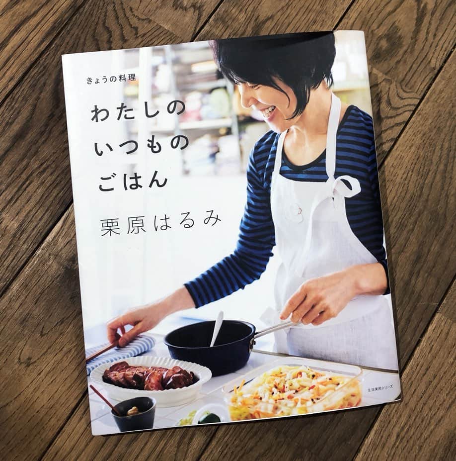 VOGUE GIRL JAPANさんのインスタグラム写真 - (VOGUE GIRL JAPANInstagram)「【#本日のご褒美 】#木曜日はグルメの日 🥕 本当に美味しい料理が作れる #栗原はるみ さんのレシピ本。先日はチーズたっぷりの #ポテトグラタン を作ってみました。ちょっと手間のかかるホワイトソースを使わないので、時間をかけずにささっと完成。見栄えの良い家庭料理が手軽に作れてしまう、魔法のようなレシピたちが揃っています。これ一冊で、忙しい日の夕食から週末のホームパーティにまで対応できるので、お料理初心者にもおすすめです🍆 #gourmetthursday #todayslittlehappiness #VOGUEGIRLエディターのお気に入り #レシピ #レシピ本 #くりはらはるみ #harumikurihara #はるみレシピ #今日の夕飯」5月16日 19時07分 - voguegirljapan