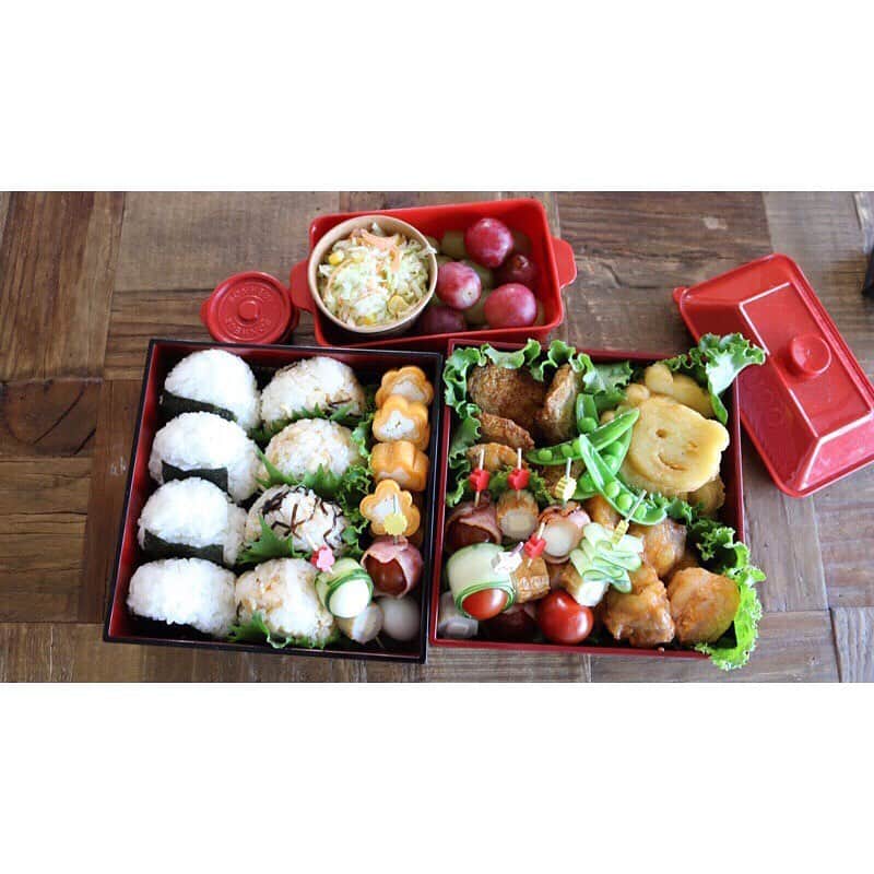 にぎりっ娘。のインスタグラム：「* GWの天気の良かった日に お弁当を持って公園へ。 ・ 外で食べるお弁当は美味しいね❤️ ・ ストーリースワイプアップで、 お弁当作成動画に飛びます✈️ ・ お友達の小学校は、今週末運動会だって。 この時期の運動会、増えましたよね。 ・ ってことで、運動会弁当の参考になれば嬉しいな😊 * * #お弁当中#お弁当#愛妻弁当#おべんとう#旦那弁当#手作り弁当#ランチ#lunch#lunchbox#obento#bento#お弁当じまん #cookingram#クッキングラム#らくらくお弁当#ハンズ弁 #もクラシル#KURASHIRU#kurashirufood#macaroni #デリスタグラマー #lin_stagramer * お弁当作成動画配信中 youtube内検索で 「お弁当中」か「にぎりっ娘」で検索してね😘 *」