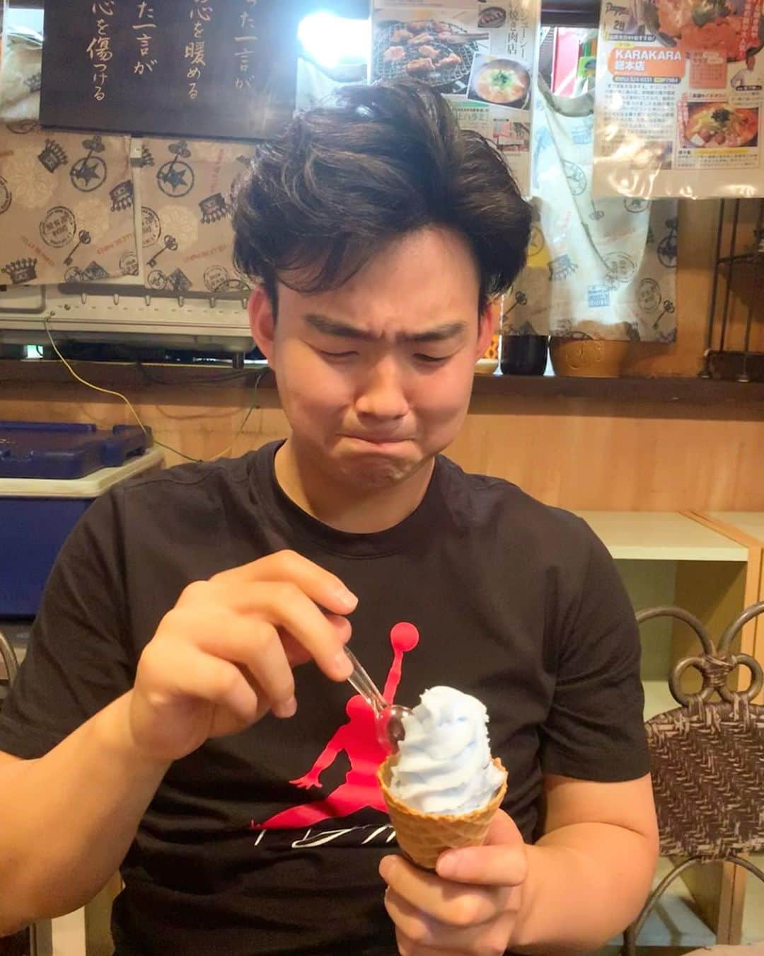 上坂嵩さんのインスタグラム写真 - (上坂嵩Instagram)「慎之介くん、ソーダ味のソフトクリームを食レポ🍦 愛される男です^^ しかもこの日は、慎之介くんがご馳走してくれました！！ひゃー！🤣笑 ありがとう！  #中日 #ドラゴンズ #中日ドラゴンズ #小笠原慎之介 投手 #焼肉 #食レポ #メーテレ #ドデスカ #アナウンサー #上坂嵩」5月16日 19時07分 - takashi_uesaka_nbn