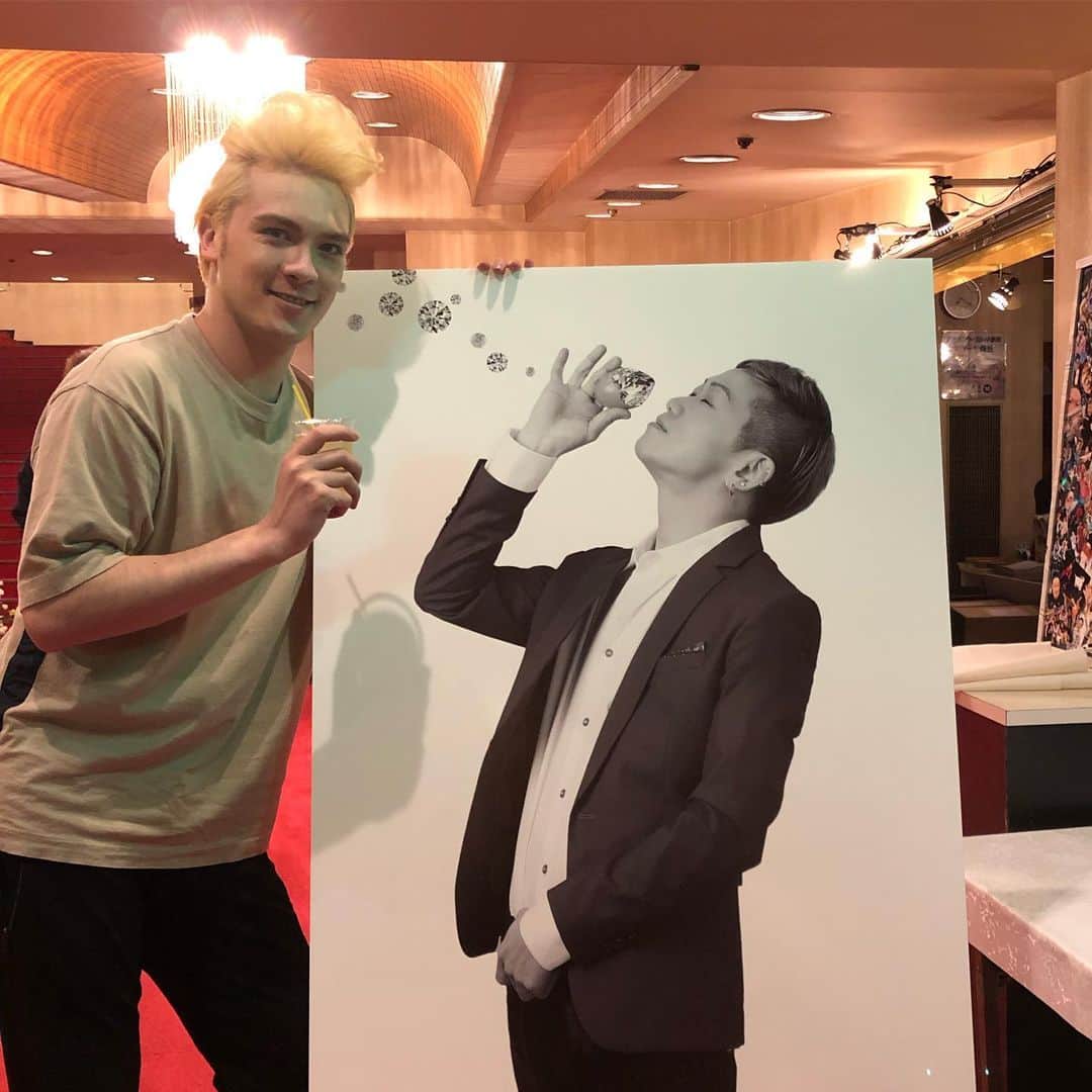 冨森ジャスティンのインスタグラム：「ゴールデンレモネード！ 新吾さんと乾杯！ またいつか帰ってこれますように！ #アクトカンタービレ #ゴールデンレモネード」