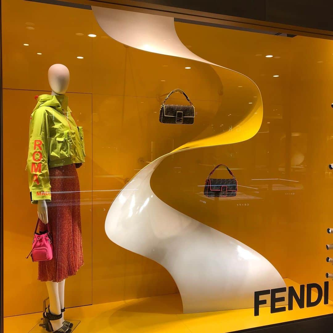 HANKYU.MODEさんのインスタグラム写真 - (HANKYU.MODEInstagram)「FENDI ROMA AMOR At 5F International Boutiques  #Hankyu #HANKYUMODE #umedahankyu #阪急うめだ本店 #うめだ阪急 #阪急百貨店 #osaka #umeda #mode #FENDI #フェンディ」5月16日 19時09分 - hankyumode