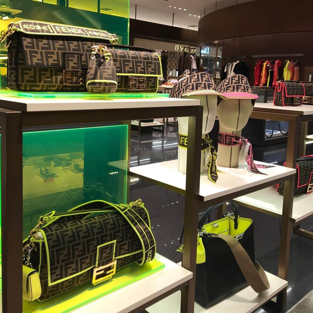 HANKYU.MODEさんのインスタグラム写真 - (HANKYU.MODEInstagram)「FENDI ROMA AMOR At 5F International Boutiques  #Hankyu #HANKYUMODE #umedahankyu #阪急うめだ本店 #うめだ阪急 #阪急百貨店 #osaka #umeda #mode #FENDI #フェンディ」5月16日 19時09分 - hankyumode