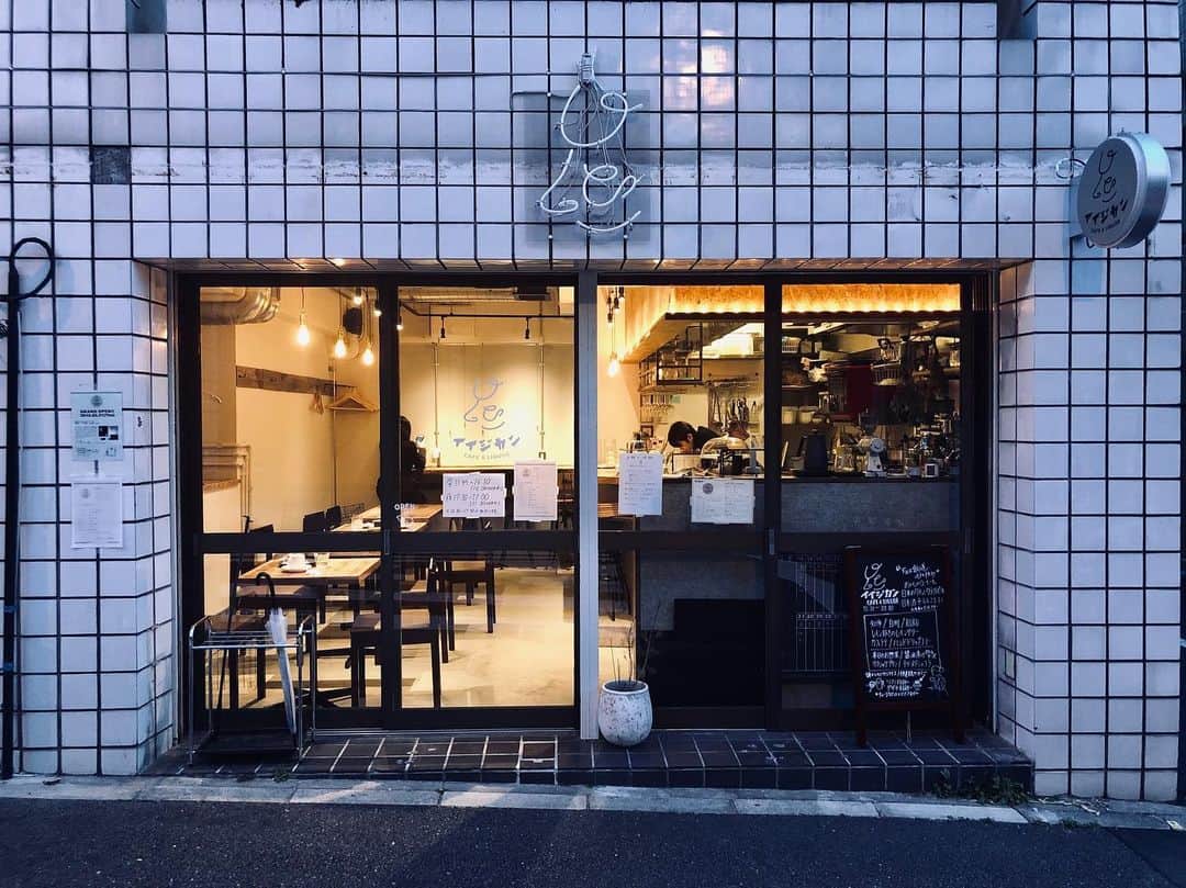 石井輝明さんのインスタグラム写真 - (石井輝明Instagram)「麹町。 ここのところネタづくりのために家に引きこもってましたが、ようやく出来たのでカフェへ。 昨年同様、場所ごとに新ネタもつくりつつ周っていきます。 19日は広島へ。 よろしくお願いします。  #イイジカン #cafe #coffee #カフェ #東京カフェ #麹町カフェ #カフェ芸人 #夜はお酒とおつまみもある #酔っ払いがいなければイイジカンを過ごせるはず #広島は昨年唯一チケットの売れ行きが良くなかった #今年は昨年より一人でも増えてることを願う #初詣でお願いしたらよかった #その時はまたツアーするっていうつもりなかった #いつまで続けれるかわかりませんが #47都市ツアー出来ますように #来年の初詣はそう願おう」5月16日 19時10分 - comandanteishii