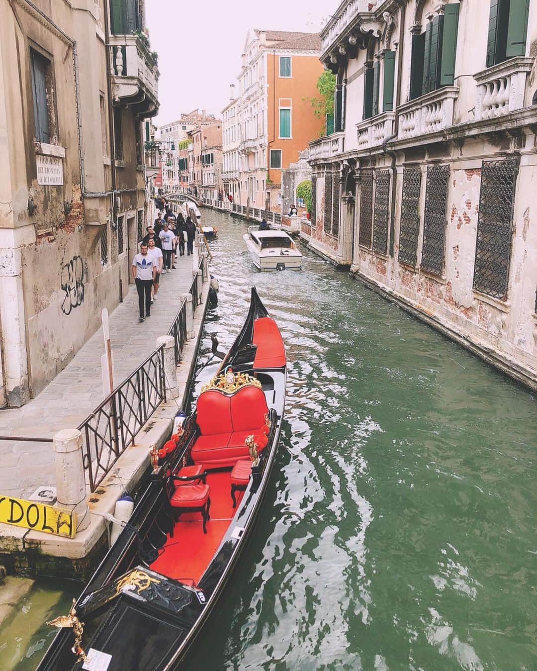 相知明日香さんのインスタグラム写真 - (相知明日香Instagram)「🇮🇹 | Venice |  ITALY the memories of VENICE...🎭 . 我第一次來到威尼斯🎭 . 描いていた通りの世界が広がっていたヴェネツィア🎭 ミラノ〜ベニスの移動は Italoという新幹線で🎟 1人で移動だったのでびびって一番高い車両にしたら ドリンクやスナックのサービスまでありました😂🙏🏻✨ #あすかの旅スタinITALY #あすかの旅スタinSunPrincess #JTBSUNPRINCESSWORLDCRUISE2019 #SunPrincess #WorldCruise #Cruise #JTB #Venice#Venezia#ITALY#ITALIA#Travel#Traveler#Violinist#Artist#music#love#happy#violin#beautiful#相知明日香#旅するヴァイオリニスト#旅#旅行#ヴァイオリン#音楽#イタリア#ヴェネツィア#ベニス#🇮🇹」5月16日 19時11分 - asukalohappy