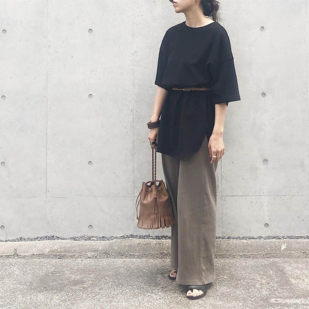 acco.mamaさんのインスタグラム写真 - (acco.mamaInstagram)「⠀ #coordinate GUトップスと UNIQLOリブパンでご近所コーデ. ⠀ GUの #ヘビーウェイトオーバーサイズT を ベルトでブラウジング？ってやつ やってみた🤗 ☞☞☞ ⠀ ベルトは むかーし楽天で買ったやつ まさかの3年越しに出番きたー𓀠 ⠀ tops #GU belt #r_fashion  #楽天ROOMに載せてます pants #UNIQLO #コットンリブワイドパンツ  bag #jandmdavidson  accessory,shoes #lavishgate ⠀」5月16日 19時13分 - acco.mama