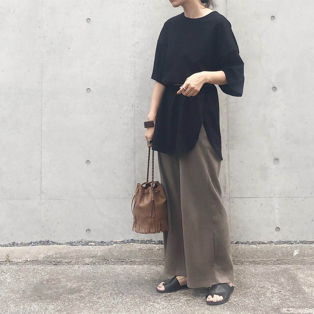 acco.mamaさんのインスタグラム写真 - (acco.mamaInstagram)「⠀ #coordinate GUトップスと UNIQLOリブパンでご近所コーデ. ⠀ GUの #ヘビーウェイトオーバーサイズT を ベルトでブラウジング？ってやつ やってみた🤗 ☞☞☞ ⠀ ベルトは むかーし楽天で買ったやつ まさかの3年越しに出番きたー𓀠 ⠀ tops #GU belt #r_fashion  #楽天ROOMに載せてます pants #UNIQLO #コットンリブワイドパンツ  bag #jandmdavidson  accessory,shoes #lavishgate ⠀」5月16日 19時13分 - acco.mama