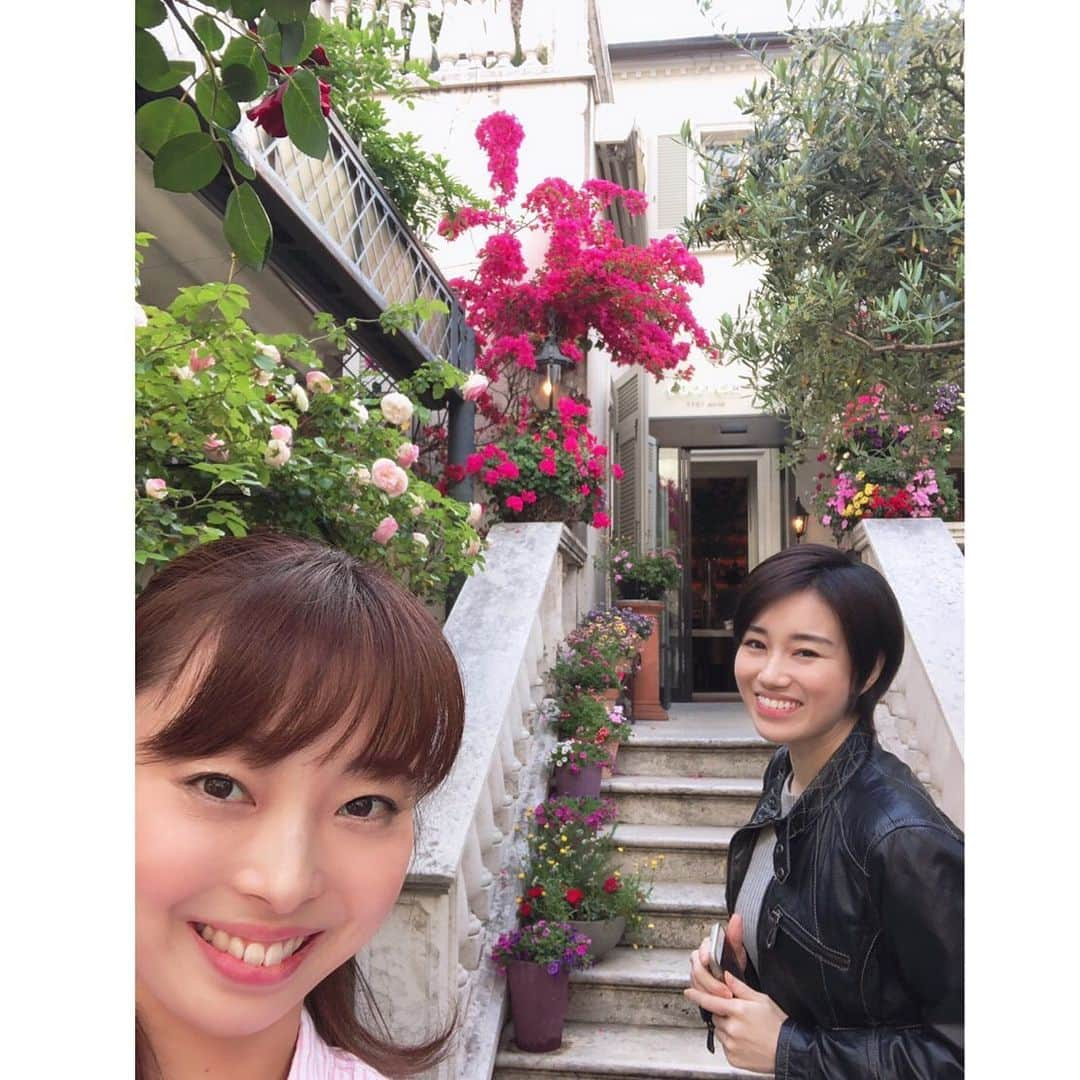 瀬稀ゆりとさんのインスタグラム写真 - (瀬稀ゆりとInstagram)「ころさん(音花ゆりさん)とお茶をご一緒させて頂きました。お花と緑に溢れた素敵なお店でゆったりと🌷 . . 宝塚時代に歌のことなどいっぱい教えて頂き大変お世話になった方🎵 . この日もころさんが以前住んでいらっしゃったシンガポールでのお話を伺ったり、これからの事をご相談させて頂いたり✨. 沢山お話ししてきました😊 . . お茶と言いつつ、がっつりケーキ三種盛りを…🤣美味しかったぁ❤️ ご馳走さまでした🍽 . . . I ate assorted three types of cake ! The girl talk is fun💕 . . #音花ゆり さん #宝塚og #元星組 #ケーキ三種盛り #teatime #tasty😋 #beaucoupdegateaux  #瀬稀ゆりと」5月16日 19時18分 - yurito.seki