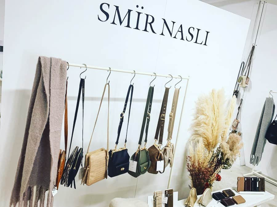 横町ももこさんのインスタグラム写真 - (横町ももこInstagram)「💖 . @smirnasli_official 2019 Autumn exhibition👜💕 . かわいい新作バッグに癒され〜🥰✨ . いつもありがとうございます❤️ . #展示会#smirnasli#サミールナスリ#gem#exhibition#fashion#ファッション#2019Autumn#Autumn#秋ファッション#秋冬コーデ#bag#バッグ#newcollection#新作バッグ#かわいい#cute#女子力高め#新作#japanesefashion#패션#japanesemodel#model#インスタ映え#happy」5月16日 19時18分 - momochadayo