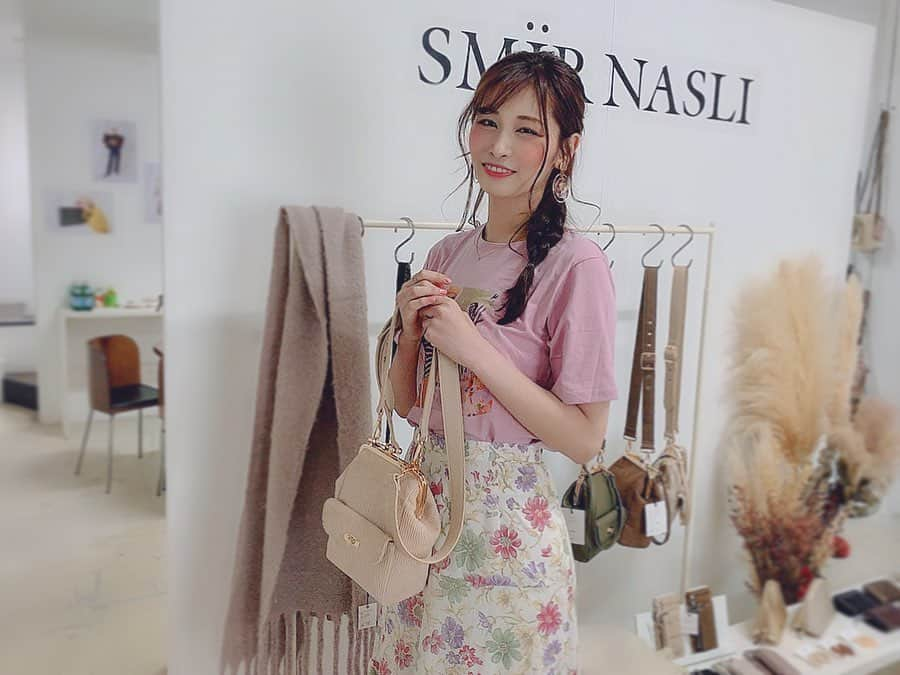 横町ももこさんのインスタグラム写真 - (横町ももこInstagram)「💖 . @smirnasli_official 2019 Autumn exhibition👜💕 . かわいい新作バッグに癒され〜🥰✨ . いつもありがとうございます❤️ . #展示会#smirnasli#サミールナスリ#gem#exhibition#fashion#ファッション#2019Autumn#Autumn#秋ファッション#秋冬コーデ#bag#バッグ#newcollection#新作バッグ#かわいい#cute#女子力高め#新作#japanesefashion#패션#japanesemodel#model#インスタ映え#happy」5月16日 19時18分 - momochadayo