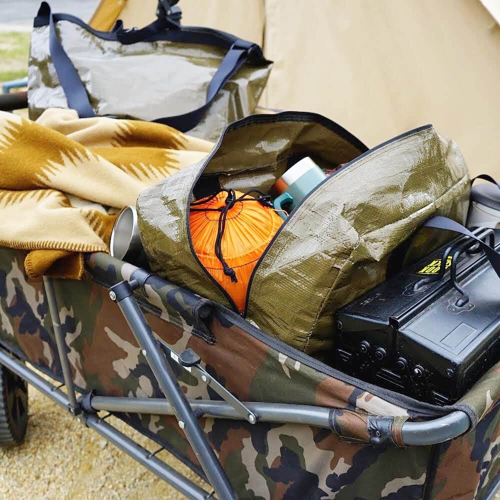 UNBY GENERAL GOODS STOREのインスタグラム：「本体素材は、レジャーシートにもよく使用される、ポリプロピレンをラミネートしてできた素材です。UNBYストアのショッパーが人気で、そのバージョンアップさせたバック、軽量で持ち運びがしやすく、防水、透湿性に優れています。デザイナーはキャンプに使ってもらうイメージとのこと。一番大きなダッフルはキャンパーに人気、なんでもいれていただけます！」