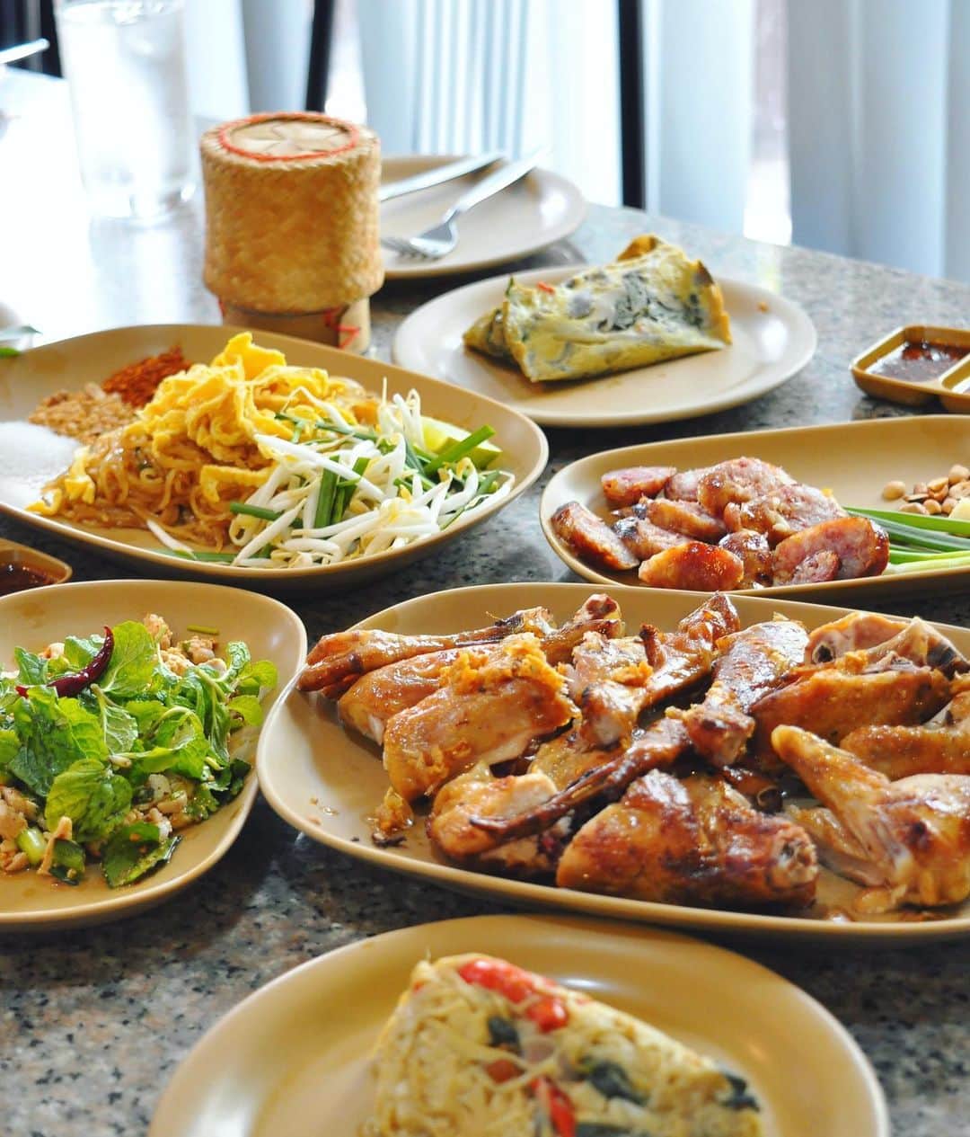 タイ国政府観光庁さんのインスタグラム写真 - (タイ国政府観光庁Instagram)「＜タイ美食レストラン＞﻿ ﻿ 「ガイヤーン・ワニダー・ロットウィセー」は、北イサーン・コーンケーン県にあるイサーン料理レストラン✨﻿ ﻿ 地元の人たちから「コーンケーンで一番ガイヤーン（鶏の炭火焼き）が美味しいレストラン」と言われ支持されている一軒。ガイヤーンはもちろん、サイクロー・イサーン（イサーンのソーセージ）やラープ・ムー（豚肉のハーブサラダ）、コームーヤーン（豚のど肉のグリル）などの定番イサーン料理も絶品ぞろい😋﻿ ﻿ アクセスは、コーンケーン中心地から車で約10分🚗﻿ ﻿ #タイ美食レストラン #タイ #コーンケーン #イサーン #タイ料理 #タイ料理大好き #イサーン料理 #こんなタイ知らなかった #もっと知りタイ #タイ旅行 #食べるの大好き #食べるの好きな人と繋がりたい #旅好きな人と繋がりたい #旅行好きな人と繋がりたい #thailand #khonkaen #isan #thaifood #thaifoodstagram #thaifoodie #amazingthailand #thailandtravel #thailandtrip #thai #thaistagram #lovethailand﻿ ﻿」5月16日 19時35分 - amazingthailandjp