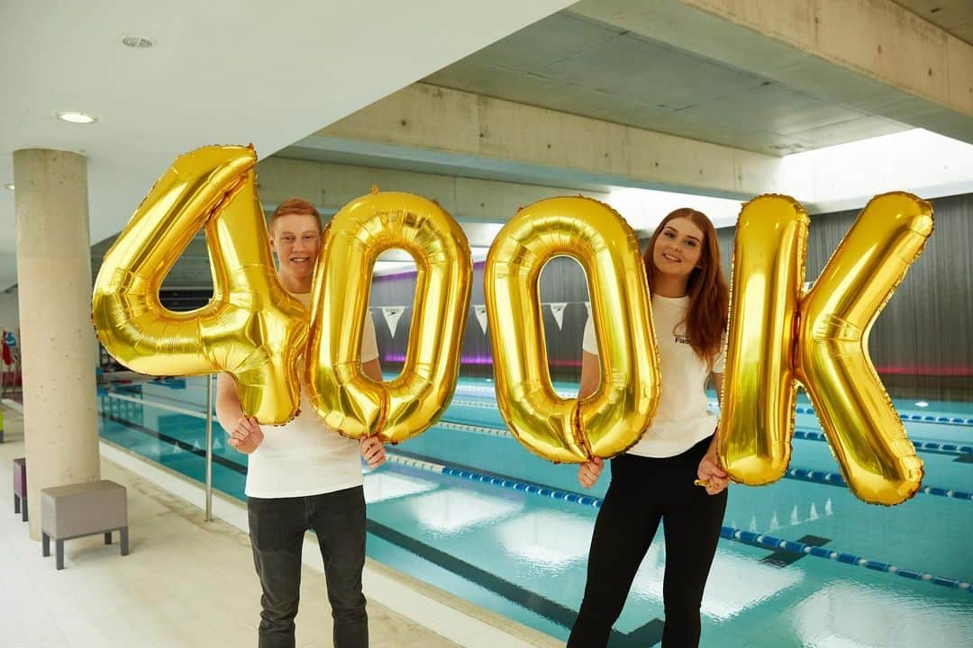 スピードさんのインスタグラム写真 - (スピードInstagram)「Team Speedo has hit a huge milestone, a community of 400,000 swimmers! 🏊‍♂️ Here’s @tomdean00 and @freyaanderson_ saying 400,000 thank you’s on our behalf! 😁🎉 #TeamSpeedo #Speedo」5月16日 19時34分 - speedo