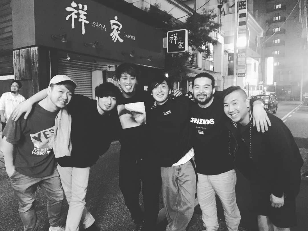 長島涼平さんのインスタグラム写真 - (長島涼平Instagram)「BRADIO、最高に楽しい2日間をありがとう！！バンドって最高だよね！！ BRADIOにはメンバーはもちろん、スタッフチームにも同い年が多くて楽しかったなー。  打ち上げ楽しかったんだろーなーっていう写真です。  47都道府県ツアー頑張ってね👍  #BRADIO #フレンズ #お手上げな打ち上げ #84年」5月16日 19時28分 - ryoheeey