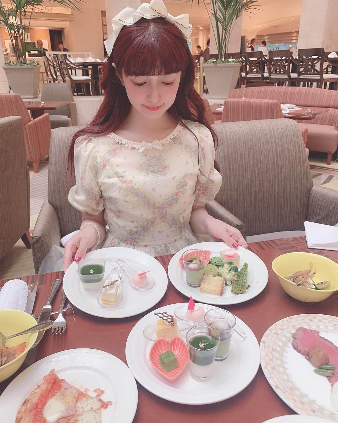 青木美沙子さんのインスタグラム写真 - (青木美沙子Instagram)「#浦安ブラントンホテル さんのレストランカシュカシュのネオビストロブュッフェ初夏の彩り&和みスイーツに行ってきました❗️ 今回は母とディナーで、伝統のローストビーフはもちろん、和スイーツの抹茶づくしも美味しかったです💓母の日も近かったから一緒にご馳走食べれて幸せでした💓皆様も家族や女子会にオススメ！！紅茶も色んな茶葉があって美味しかった💓 #浦安ブラントンホテル #ブライトンホテル東京ベイ  #カシュカシュ #ネオビストロブュッフェ #初夏の彩り和スイーツ #ローストビーフ絶品です #浦安 #ホテルブュッフェ」5月16日 19時29分 - misakoaoki