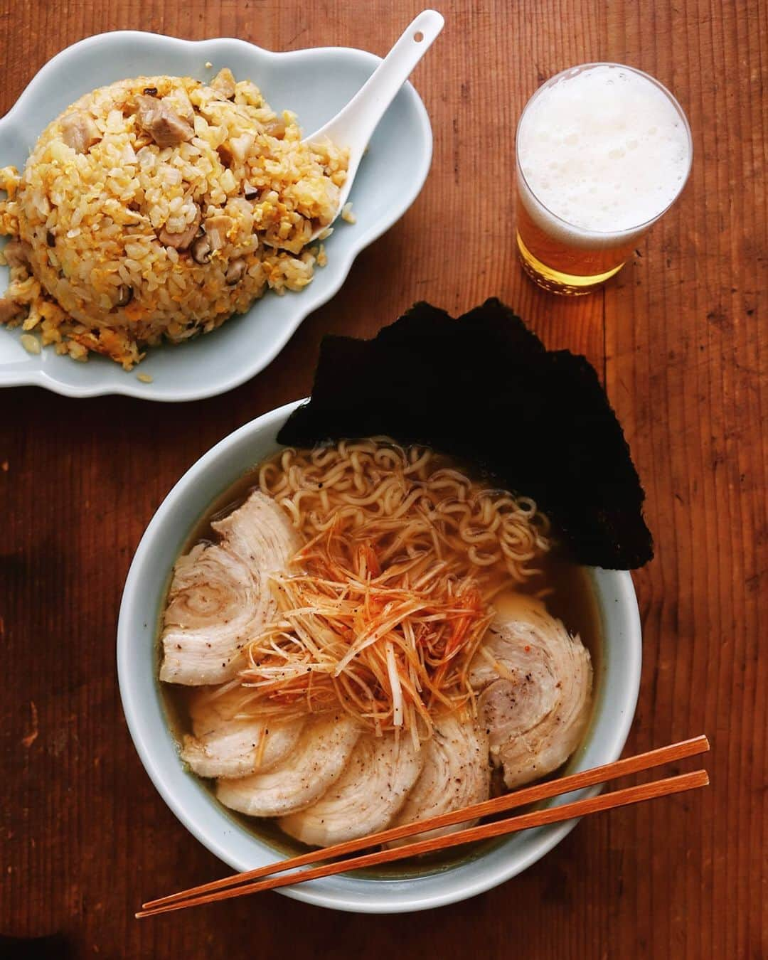 樋口正樹さんのインスタグラム写真 - (樋口正樹Instagram)「Ramen set . 豚バラ焼豚を作ったので、 ラーメンとチャーハンに。 今夜はビールを一杯だけ。 さらに餃子あったら幸せ。 . ラーメンは先日の残りの サッポロ一番味噌の袋麺。 薄く切った豚バラの焼豚、 ラー油で和えた白髪ネギ、 焼き海苔のトッピングで。 . . #チャーラー #ラーメンチャーハンセット #拉麺 #焼飯 #ネギチャーシュー麺 #中華青磁 #サッポロ一番 #樋口さんちで麺類 #ramen #stirfriedrice #friedrice #ramenset #rameninstagram #foodstagram #eeeeeats」5月16日 19時32分 - higuccini