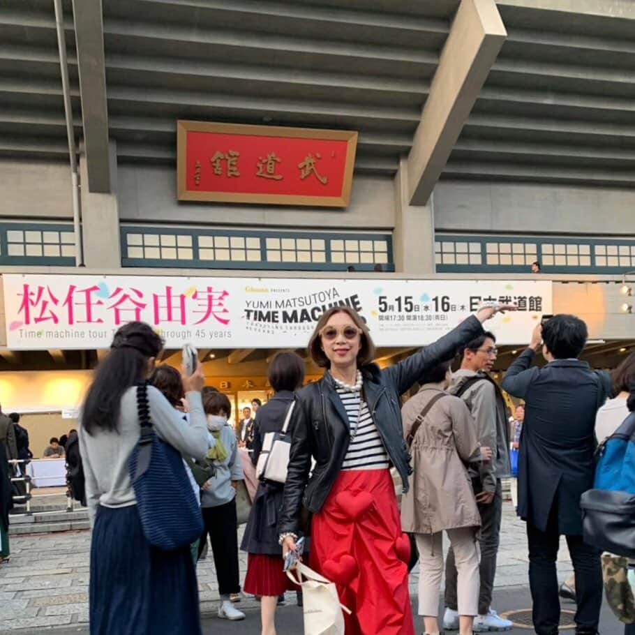 野宮真貴さんのインスタグラム写真 - (野宮真貴Instagram)「東京は夜の七時♪ 昨日の七時はユーミンの武道館でした。昔からのファン(私も)の心を震わせる絶妙なセットリストと演出! 曲ごとに様々な記憶がフラッシュバックしてもう胸が一杯。もったいないくらいの素晴らしい時間でした。ユーミンありがとう❤️ #東京は夜の七時 #松任谷由実 #ユーミン #timemachintour #武道館 #バンマスは武部さん #ドラムは小田原くんだった #東京は夜の七時 #野宮真貴 #missmakinomiya」5月16日 19時33分 - missmakinomiya