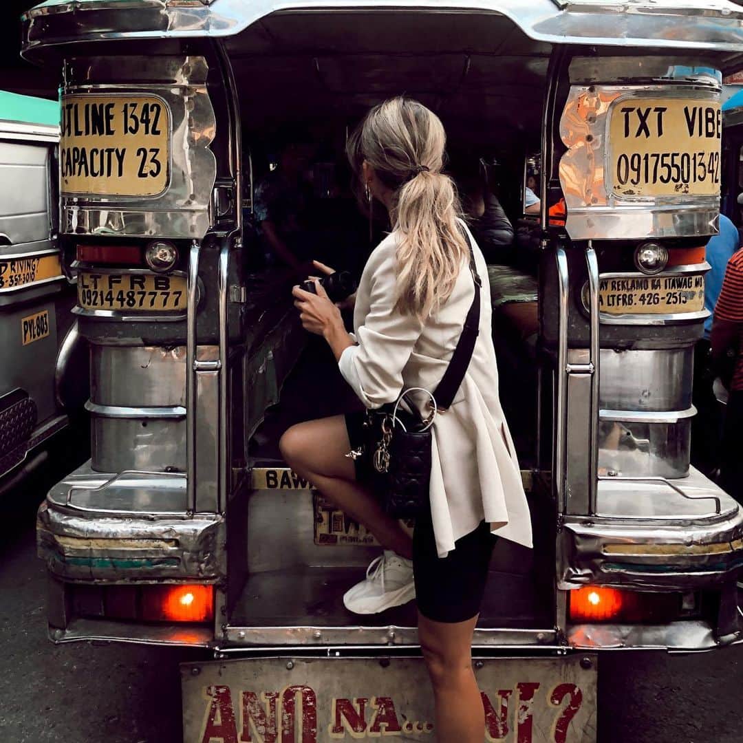 Jennifer Bachdimさんのインスタグラム写真 - (Jennifer BachdimInstagram)「📸1. Should I go in the Jeepney ?!? 🙈😂 . . 📸2. YES of course!!! ☺️ . . 📸3. Yeaaahhhh it was so much FUN!!! 🥰😂 . . #Manila #jeepney #JenniferBachdim」5月16日 19時37分 - jenniferbachdim