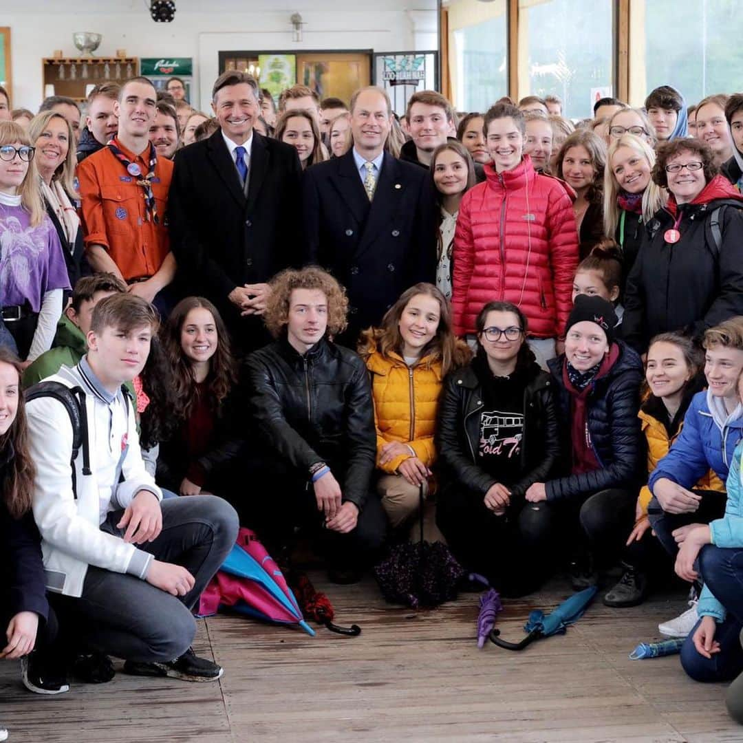 ロイヤル・ファミリーさんのインスタグラム写真 - (ロイヤル・ファミリーInstagram)「The Earl of Wessex meets young people taking part in the DofE @international_award, hearing about the skills they have developed whilst working to achieve their Award #RoyalVisitSlovenia  Over 200 young people attended the event yesterday at Ljubljana Castle - The Earl of Wessex is Chairman of the Board of Trustees of The DofE’s International Award, which encourages young people to learn new skills, get physically active, volunteer within their communities and discover a sense of adventure outside the classroom.  The Award in Slovenia is currently operating in more than 70 schools and youth organisations, involving more than 1,800 Award participants a year.」5月16日 19時37分 - theroyalfamily