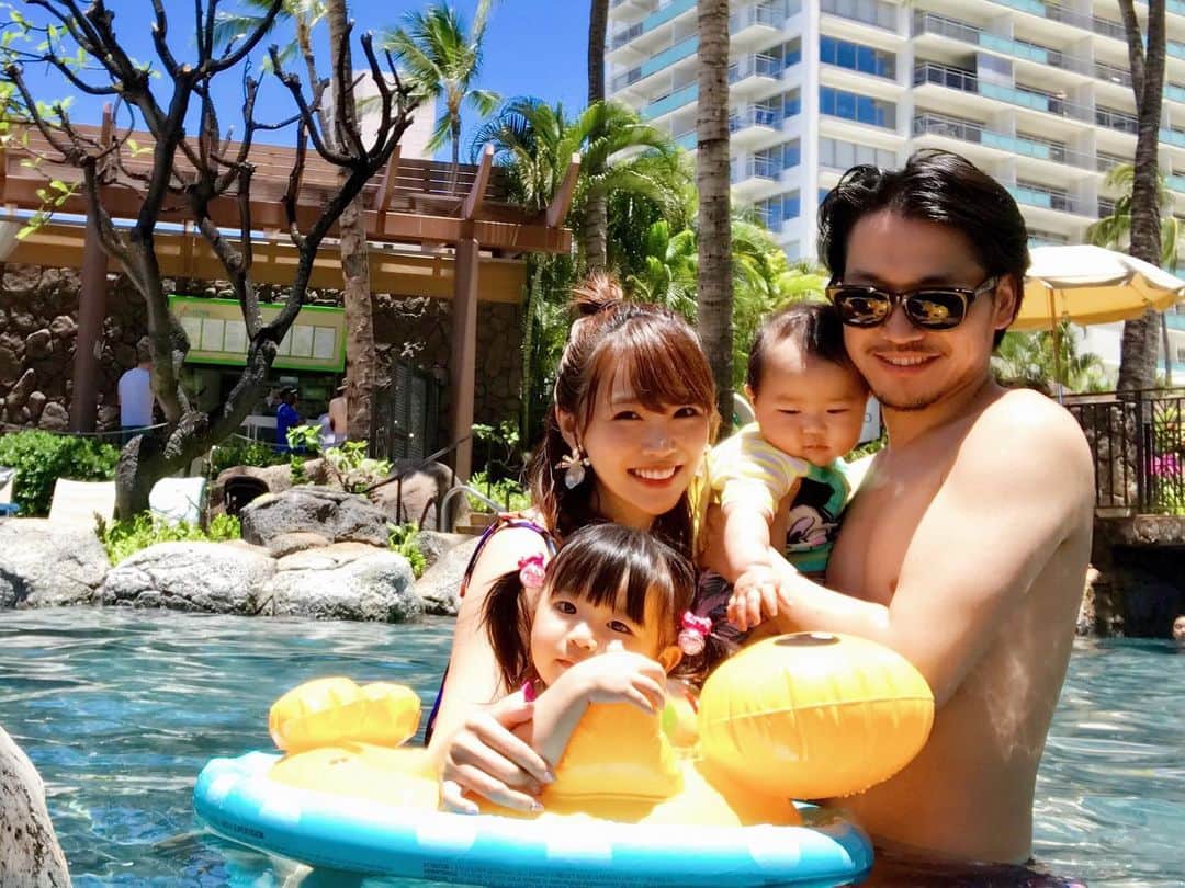 河内麻沙美さんのインスタグラム写真 - (河内麻沙美Instagram)「#pool 👨‍👩‍👧‍👦 . . 帰国しました🙌😵 ハワイが最高すぎて、帰りたくないなぁ〜と思ってたけど、日本に帰ってくるとやっぱりほっとするね☺️‼️ . 毎日のようにプールへ行って遊んで、午後から出かけての生活❤️ 楽しかったなぁぁぁ💓 . 当分ハワイpostが続くけど、お付き合い下さい🙌💕 . #hawaii#hilton#family#familyphoto#水着#ハワイ#プール#家族写真 #ママタビジョ」5月16日 19時38分 - masamikouchi