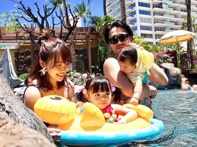 河内麻沙美さんのインスタグラム写真 - (河内麻沙美Instagram)「#pool 👨‍👩‍👧‍👦 . . 帰国しました🙌😵 ハワイが最高すぎて、帰りたくないなぁ〜と思ってたけど、日本に帰ってくるとやっぱりほっとするね☺️‼️ . 毎日のようにプールへ行って遊んで、午後から出かけての生活❤️ 楽しかったなぁぁぁ💓 . 当分ハワイpostが続くけど、お付き合い下さい🙌💕 . #hawaii#hilton#family#familyphoto#水着#ハワイ#プール#家族写真 #ママタビジョ」5月16日 19時38分 - masamikouchi