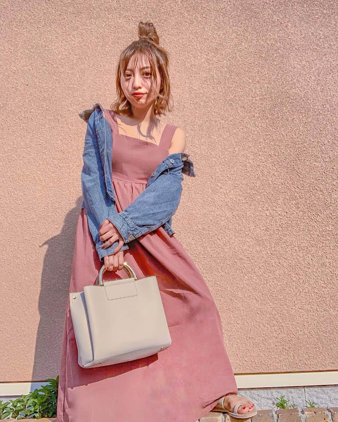 和希詩織さんのインスタグラム写真 - (和希詩織Instagram)「👜👗✨ #ootd #bag #coordinate #style #outfit#fashion . . 2枚目も見てね👉👉👉📸 . .  155cmコーデ📝  春のゆるカジ👗 . @arminarm.aa の👜  2wayバックが形と持ち手のデザインが可愛くて口が広くて収納も👌💕 チャリ乗るときはショルダーバッグになるから💯 .  ゆるっとしたノースリーブのワンピースは背中が少し肌見せで可愛いくてお気に入り🙆‍♀️ #チビコーデ のポイントは  胸下のに切り替えしで脚長効果で  スタイルアップ✨  ペタンコでもバランス取れる👌 . . . . . #arminarmjp#mitsukoshi #isetan #pr#155cm #鞄#バック#プチプラコーデ #いつコ#デニムジャケット #ゆるコーデ #お出かけ#おだんごヘア #2way#メタルハンドルトートバック」5月16日 19時38分 - kazukishiori