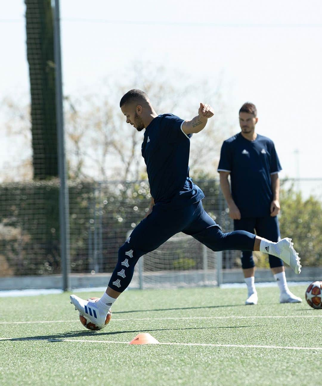 F2Freestylersさんのインスタグラム写真 - (F2FreestylersInstagram)「Great experience putting the next gen of Tango Squad members through their paces 📈🔥 @adidasfootball #DareToCreate #AdidasFootball #TangoSquadFC」5月16日 19時40分 - thef2