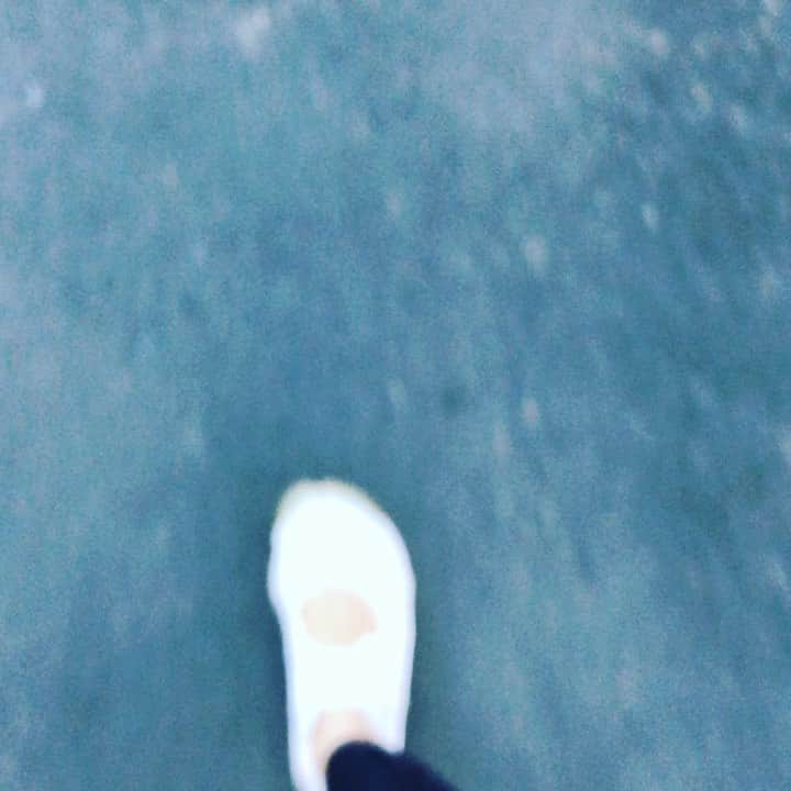 のインスタグラム：「🐾 #今日の靴  歩く日はスニーカー！ #shoes #shoeslover #shoesaddict #shoesoftheday #sotd #ootd #nike #airrift #sneakers レースのパンツはNEW！」