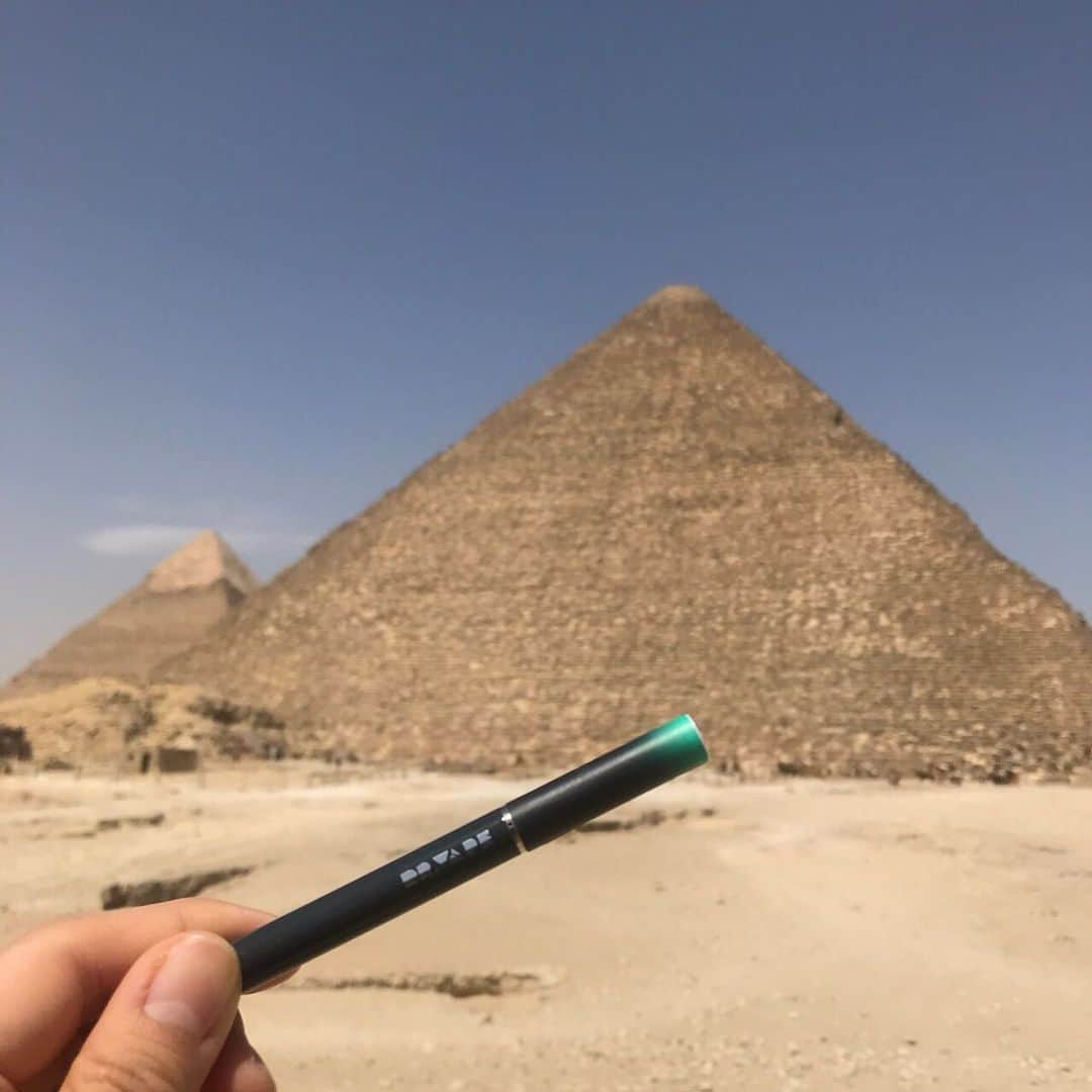 DR.VAPEさんのインスタグラム写真 - (DR.VAPEInstagram)「Giza pyramid🇪🇬Egypt * ギザの大ピラミッドを見にエジプトに行ってきました。近くで見ると大迫力‼️ 古代の人間がどうやってこの大きさの石を運んで積み上げたのか、まだ謎が多いピラミッドですが人生に一度見る価値ありです☺️ * * #DRVAPE#VAPE#giza#cairo#egypt#worldheritage#piramid#greatpiramidofgiza#traveltotheworld#instagood#travelgram #ドクターベープ#べイプ#ギザ#ピラミッド#カイロ#エジプト#世界遺産#世界の七不思議#砂漠#世界旅行#健康#環境保護#禁煙#旅好きな人と繋がりたい#インスタ映え#歴史#旅好き#ダレカニミセタイケシキ」5月16日 19時40分 - dr.vape_official