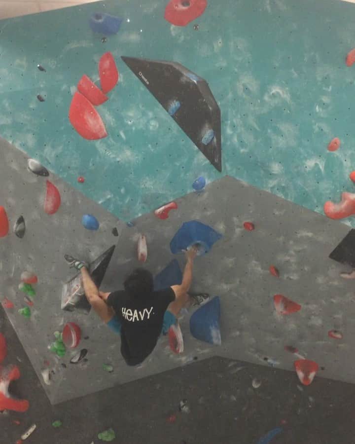 ハキム・カスバンのインスタグラム：「Huge surprise for me flashing this one today. Soooo psyched!! It’s been a good climbing day! 3 out of 4 “projects” down, really happy with that return. .  If you asked me details about the flash I can only honestly say I have no idea what I did. Everything just came together. I had that elusive “White Moment”. Felt great to be in the zone! . “White Moment” as described in the book “Mind Gym” - When you’re in the zone you have switched from a training mode to a trusting mode. You’re not fighting yourself. You’re not afraid of anything. You’re living in the moment, in a special place and time.” . As always, thank you @heavy.japan @heavypon for the threads! 😄 #stylefirst .  @boulderworldsg #climbing #bouldering #competition #indoorclimbing #climbinggym #sportclimbing #liveclimbrepeat #fortheclimb #climbinglife #climbing_is_my_passion #training #sports #athlete #singapore #climbing_worldwide #sgclimbers #passion #sgfitness #climbing_videos_of_instagram #movement #クライミング #bwbeta」