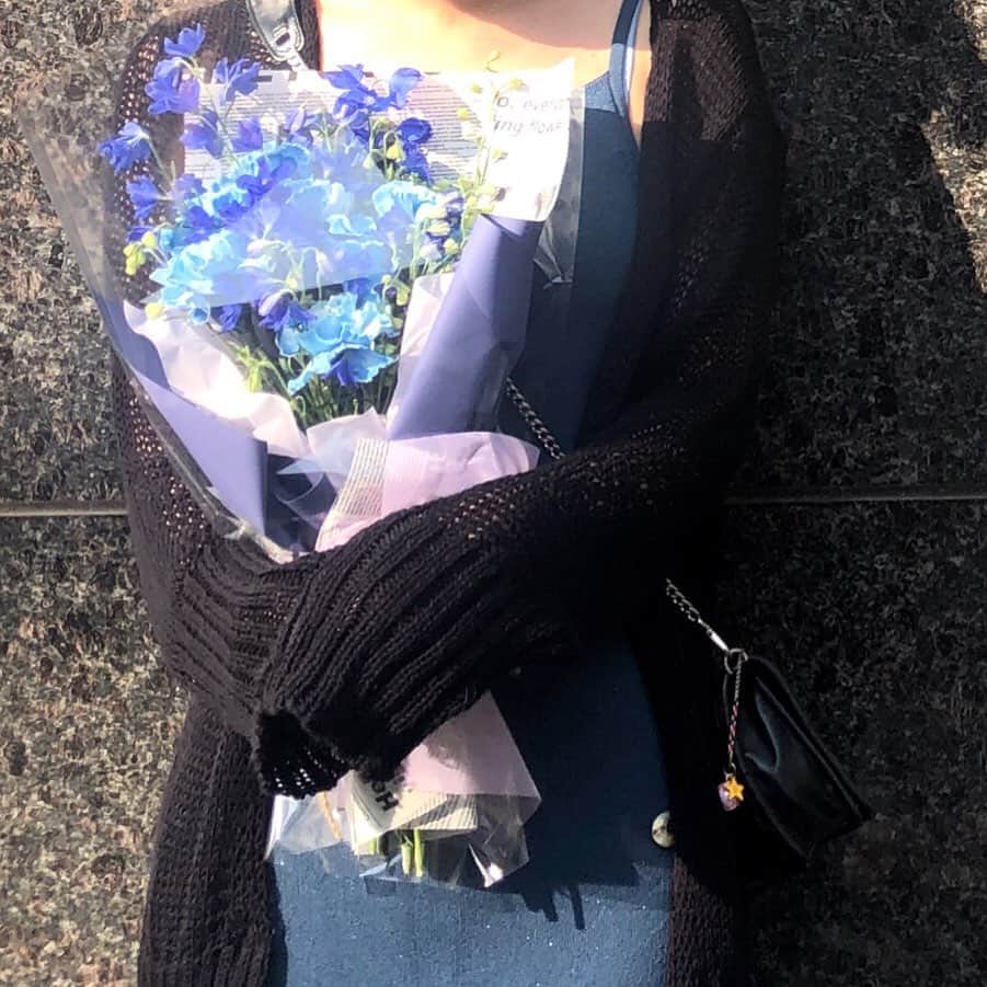 柿本絢菜 (24)さんのインスタグラム写真 - (柿本絢菜 (24)Instagram)「・﻿ 急に花持って登場。ローズデーとか初めて聞いたけど﻿ 花もらったのはほんまに嬉しかった♥︎ 退勤後遅くまで﻿ 開いてる花屋さんわざわざ探してくれてありがとう。 #로즈데이 #로맨틱 #ローズデー #青いお花綺麗 #韓国」5月16日 19時47分 - aa_2.8