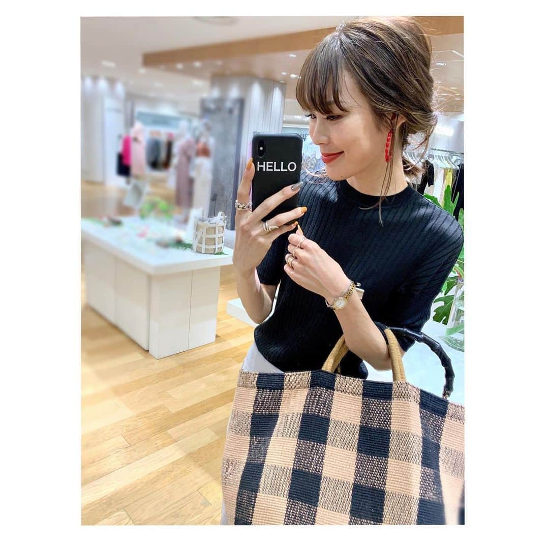 小林有里さんのインスタグラム写真 - (小林有里Instagram)「♡ 今日も赤コンビ💋 モードに黒ニット合わせ♡ . . お友達やインスタを見て来て下さった方々の激励に いちいち涙腺緩んだな🥺❤️ 本当に本当に嬉しいです。 ありがとうございます😭✨ . 明日も午後から16時まで行きます❤️ . . 荷物多い日は 決まって @havefun.vtg のコレ♡ POPUPでも人気の子♡ . . #outfit#coordinate#fashionlover#popup #momlife#hairarrange#redlip #大人カジュアル#ゆるモード」5月16日 19時48分 - lilyshandmade