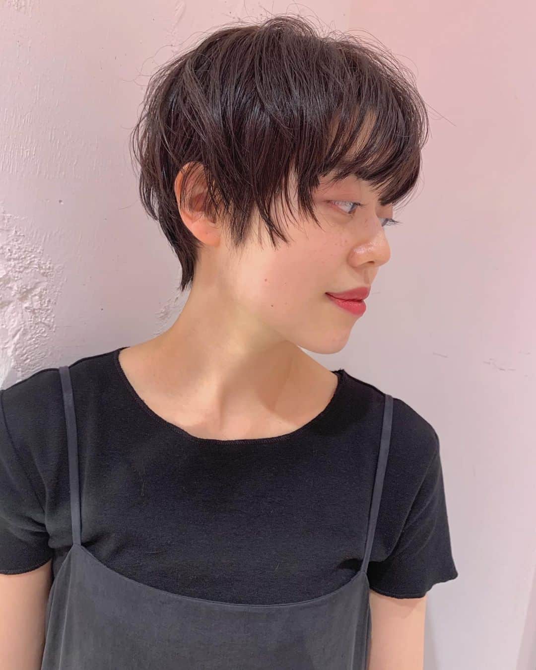 nanako itoのインスタグラム：「ミディアムからショートに。 . とても似合ってる👌🏻✨ . #short #shima_nanako」